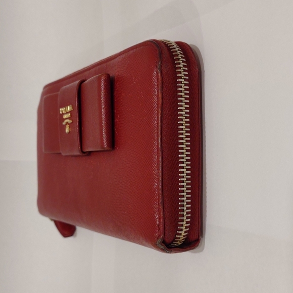 Prada red saffiano leather bow front zip around long wallet - Picture 4 of 12